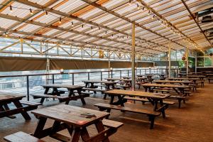 海洋之滨雪岳山海滩度假公寓式酒店餐厅或其他用餐的地方