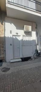 un garage bianco con una bicicletta parcheggiata accanto di Diana's Cozy 12 Studio a Ioannina