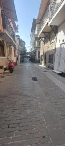 una strada acciottolata in una città con edifici di Diana's Cozy 12 Studio a Ioannina