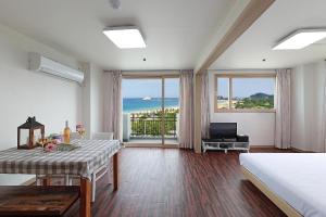 Postel nebo postele na pokoji v ubytování Ocean 2 You Resort Seorak Beach Hotel & Condo