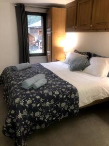 モルジヌにあるLa Grangette Apartment B Great Locationのベッドルーム1室(大型ベッド1台、白黒の毛布付)