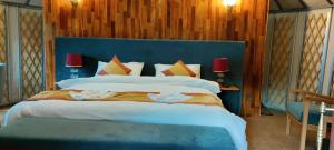 Ένα ή περισσότερα κρεβάτια σε δωμάτιο στο Apex Hotels and Resorts Skardu