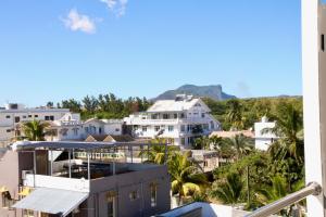 a view of a city with houses and palm trees at Luxueux Appartement 3 chambres in Flic-en-Flac