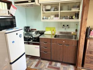 城跡石垣上の絶景古民家宿 鞆城茶屋庵的厨房或小厨房