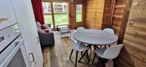 Posezení v ubytování appartement avec jardin dans luxueux chalet