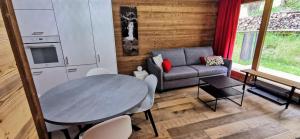 Kuchyň nebo kuchyňský kout v ubytování appartement avec jardin dans luxueux chalet + 25 fotografií