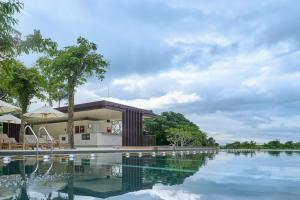 a swimming pool in front of a house at Hotel Royal Chiao Hsi in Jiaoxi