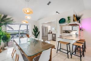 Η κουζίνα ή μικρή κουζίνα στο Waterfront Resort, Heated Pool, Hot Tub, Game Room