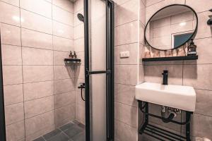 ein Badezimmer mit Waschbecken und Spiegel in der Unterkunft 隱山居 海景包棟2-10人 in Jiufen + 38 Fotos