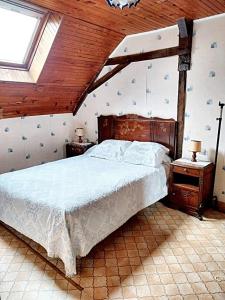 a bedroom with a large bed and a window at Maison charmante à Ombrée d'Anjou avec jardin et terrasse in Bourg-lʼÉvêque