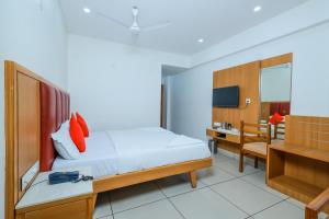 Postel nebo postele na pokoji v ubytování Hotel Janardana + 22 fotografií