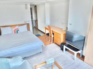 Tempat tidur dalam kamar di Chill high-rise landscape house