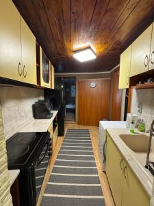 Kuchyň nebo kuchyňský kout v ubytování Danube Rose Cottage