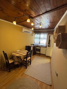 Posezení v ubytování Danube Rose Cottage + 14 fotografií