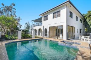バイロンベイにあるBeachfront Beach Break 1 - Byron Bay Holiday Apartment with Pool, 3 Bedrooms, Beach Access & Parkingの家の前にプールがある家