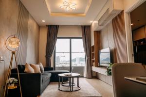 Μια τηλεόραση ή/και κέντρο ψυχαγωγίας στο Monarchy Luxury Apartment 3 Bedroom in DaNang by Villuxy