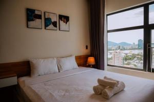 Ένα ή περισσότερα κρεβάτια σε δωμάτιο στο Monarchy Luxury Apartment 3 Bedroom in DaNang by Villuxy +36 φωτογραφίες