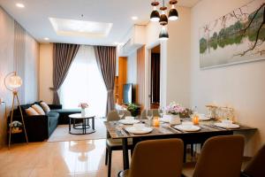 Χώρος καθιστικού στο Monarchy Luxury Apartment 3 Bedroom in DaNang by Villuxy