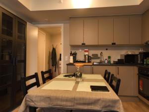 Kuchyň nebo kuchyňský kout v ubytování New Modern 2 room Apartment with 2 beds & FREE PARKING