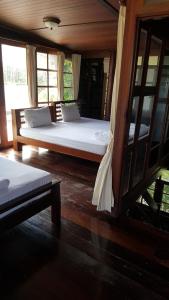 เตียงในห้องที่ เรือนไม้ชายคลอง +37 ภาพ
