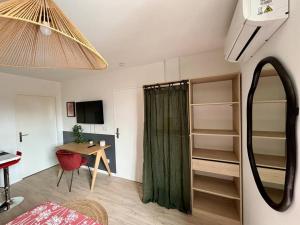 Μια τηλεόραση ή/και κέντρο ψυχαγωγίας στο Jasmin Roanne centre-ville - Parking & Clim