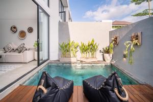 una piscina en el patio trasero de una casa en Paradise Loft - Luxury in Center of Canggu, en Canggu