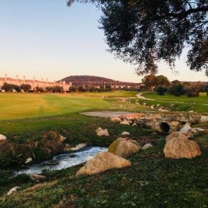 ein Golfplatz mit einem Fluss und Felsen im Gras in der Unterkunft Apartamento Calle Larga 46 in Jerez de la Frontera