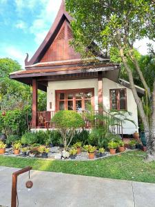 a small house with plants in front of it at Baan Thai Lanta Resort in Ko Lanta