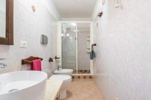 une salle de bains blanche avec toilettes et lavabo dans l'établissement Casa Francesca, à Villa San Pietro 17 autres photos