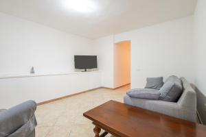 un salon avec un canapé et une télévision dans l'établissement Casa Francesca, à Villa San Pietro