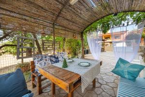 d'une terrasse avec une table, des chaises et une voûte. dans l'établissement Casa Francesca, à Villa San Pietro