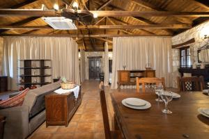 un salon avec un canapé et une table dans l'établissement Vardiola Houses, close to Agios Sostis Beach, by ZanteWize, à Lithakia