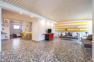 una sala de estar con un sofá y una mesa en Al Civico 1, en Conversano
