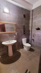 une salle de bain avec un lavabo et des toilettes dans l'établissement BonaVista Beach Hotel, à Baie d'Arugam