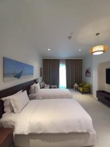 Una cama o camas en una habitación de Mina Hotel and Residences By The Torch