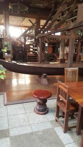 ห้องอาหารหรือที่รับประทานอาหารของ เรือนไม้ชายคลอง