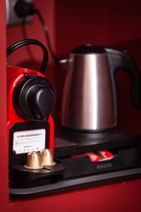 a tea kettle is sitting on top of a stove at Hôtel Churchill Bordeaux Centre in Bordeaux
