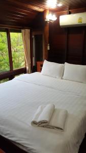 เตียงในห้องที่ เรือนไม้ชายคลอง