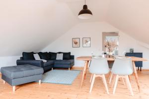 un salon avec un canapé, une table et des chaises dans l'établissement Granetal.Quartier, à Hahnenklee