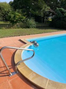 Lisle-sur-Tarngîte de Fontjalabert en campagne tout confort的游泳池旁边设有金属栏杆