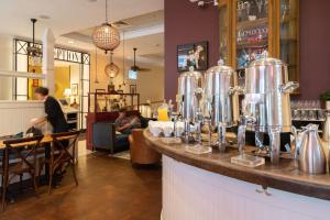Příslušenství pro přípravu čaje a kávy v ubytování The Kendall Hotel at the Engine 7 Firehouse