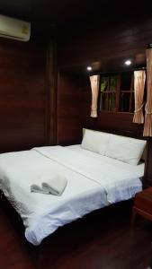 เตียงในห้องที่ เรือนไม้ชายคลอง