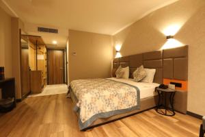 Rúm í herbergi á İncipark Hotel