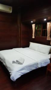 เตียงในห้องที่ เรือนไม้ชายคลอง