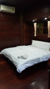 เตียงในห้องที่ เรือนไม้ชายคลอง