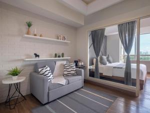Ein Bett oder Betten in einem Zimmer der Unterkunft Fika Rooms Tangerang By Skandinavia