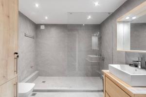 Ένα μπάνιο στο Charming Acropolis view modern design House 2BD