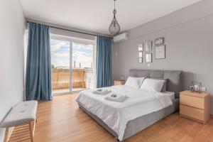 Ένα ή περισσότερα κρεβάτια σε δωμάτιο στο Charming Acropolis view modern design House 2BD