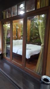 เตียงในห้องที่ เรือนไม้ชายคลอง