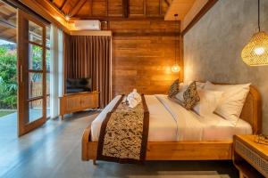Μια τηλεόραση ή/και κέντρο ψυχαγωγίας στο Kayu Retreat - Traditional luxe in calm area of Ubud